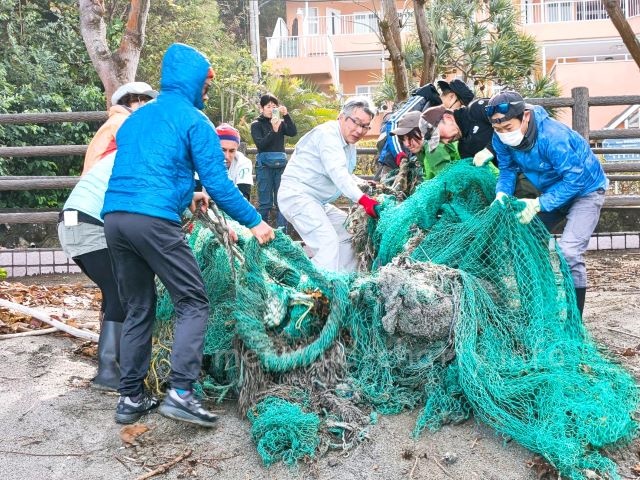 巨大漂着ゴミ回収とうれしいハプニング